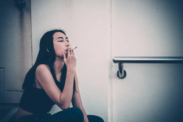 사랑으로 슬퍼하는 아시아 친구에게 스트레스 가슴아픈 컨셉때문에 담배를 피운다 — 스톡 사진