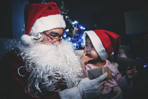 Happy Santa Clausule Geven Een Geschenkdoos Voor Kleine Meisje Versieren — Stockfoto