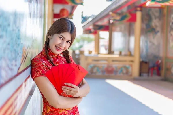 Retrato Hermosa Mujer Asiática Vestido Cheongsam Con Sobre Rojo Mano — Foto de Stock