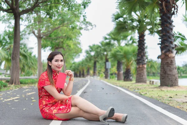 Gott Nytt Kinesiskt Asiatisk Kvinna Bär Traditionella Cheongsam Kläder Rött — Stockfoto