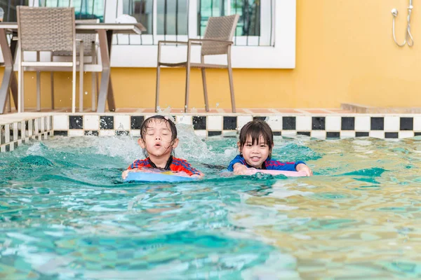 Zwei Kleine Mädchen Schwimmen Schwimmbad Sie Kinder Glücklich Helles Sonnenlicht — Stockfoto