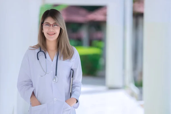 Portrait Junger Asiatischer Arzt Trägt Brille Krankenhaus — Stockfoto