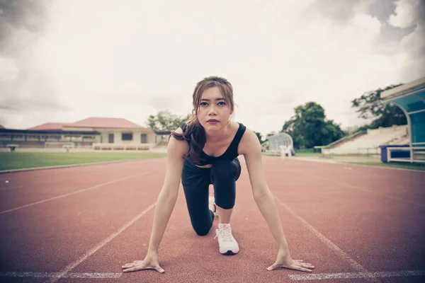 Jovem Mulher Asiática Uma Posição Começar Uma Pista Corrida — Fotografia de Stock