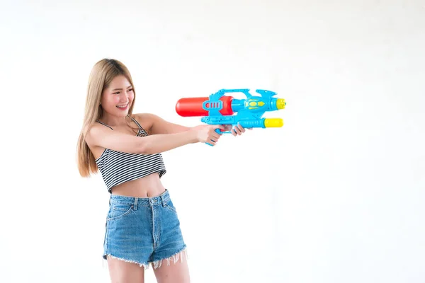 Asiatica Bella Donna Con Pistola Acqua Mano Sfondo Bianco Festival — Foto Stock