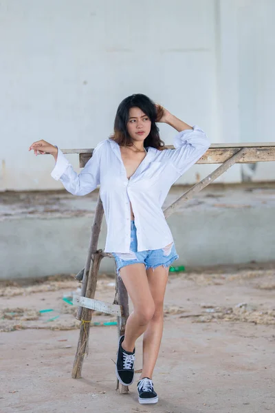 Retrato Sensual Ásia Mulher Vestindo Branco Camisa Posando Idade Edifício — Fotografia de Stock