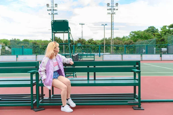 Potret Gadis Cantik Berambut Emas Duduk Bangku Lapangan Tenis Wanita — Stok Foto