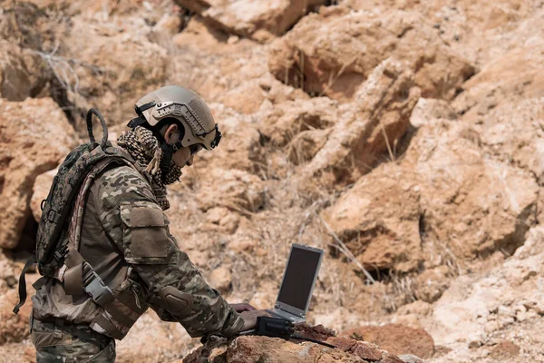 Tayland çölündeki savaşlarda özel kuvvetlerin askerleri, ordu askeri harekat sırasında telsiz kullanarak uydu ile haritayı görmek için dizüstü bilgisayar kullanırlar.