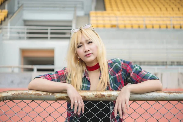 Asiatische Hipster Mädchen Posieren Für Ein Foto Zaun Lebensstil Der — Stockfoto