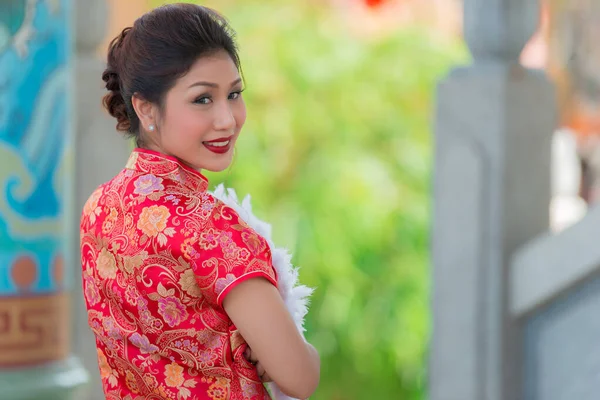 Портрет Красивой Азиатской Женщины Платье Cheongsam Таиланд Людей Счастливый Китайский — стоковое фото