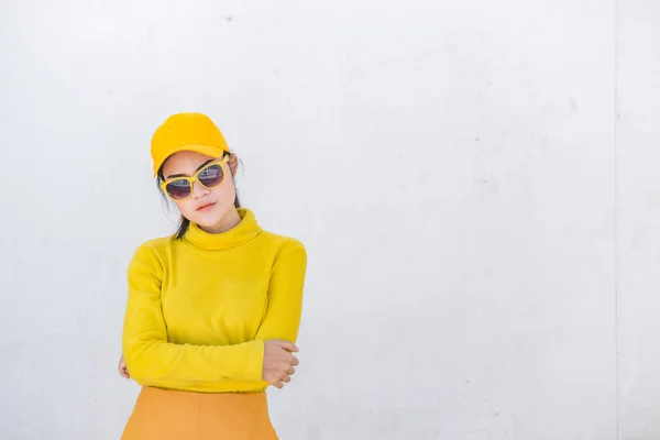 Retrato Bela Mulher Asiática Panos Amarelos Parede Branca Suja Hipsters — Fotografia de Stock