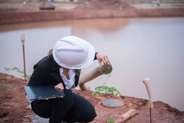 Mulher Engenheira Que Trabalha Local Ponte Construção — Fotografia de Stock