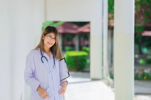 Portrait Junger Asiatischer Arzt Trägt Brille Krankenhaus — Stockfoto