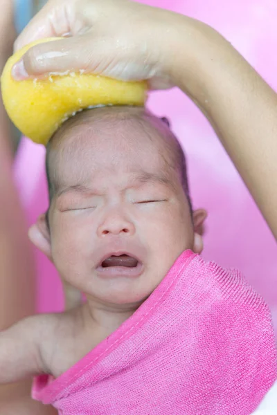 Closeup Asijské Dítě Dostat Sprchu Denního Světla — Stock fotografie