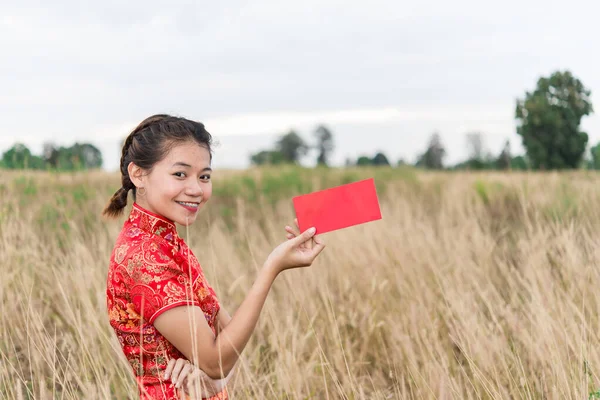 Mulher Asiática Posando Campo Com Envelopes Vermelhos Mão Conceito Feliz — Fotografia de Stock