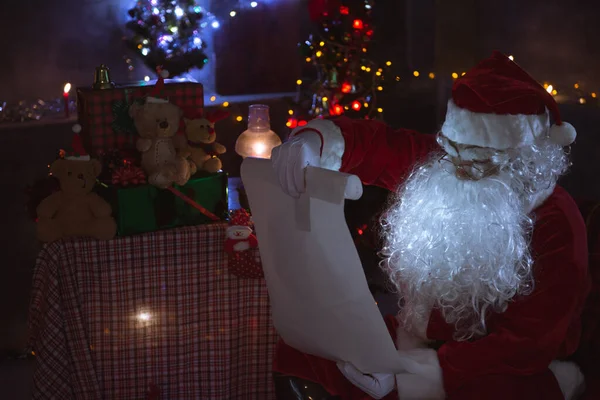 Santa Claus Noci Domě Přečetl Noviny Světlo Knihy Světlo Lucerny — Stock fotografie