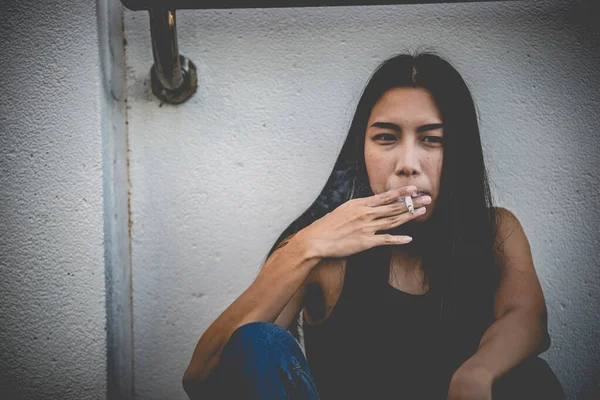 Asyalı Kadın Aşktan Üzgün Sigara Içiyor Çünkü Erkek Arkadaş Stresi — Stok fotoğraf