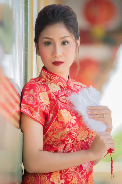 Portret Pięknej Azjatyckiej Kobiety Sukience Cheongsam Tajlandia Ludzie Happy Chinese — Zdjęcie stockowe