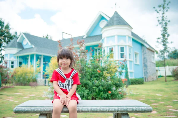 Feliz Niña Sonriendo Sentarse Banco Tono Pastel Película — Foto de Stock