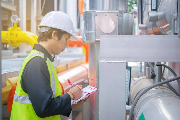 Asiático Ingeniero Mantenimiento Sistema Gestión Aguas Residuales Una Gran Fábrica — Foto de Stock