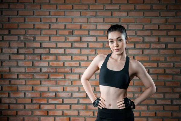 Primer Plano Asiático Hermosa Chica Del Deporte Pared Del Gimnasio — Foto de Stock