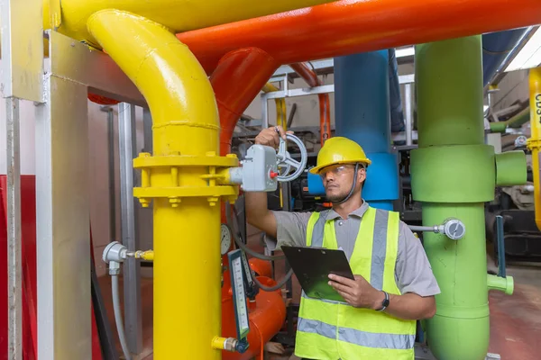 Ingeniero Asiático Con Gafas Que Trabajan Sala Calderas Comprobación Mantenimiento —  Fotos de Stock