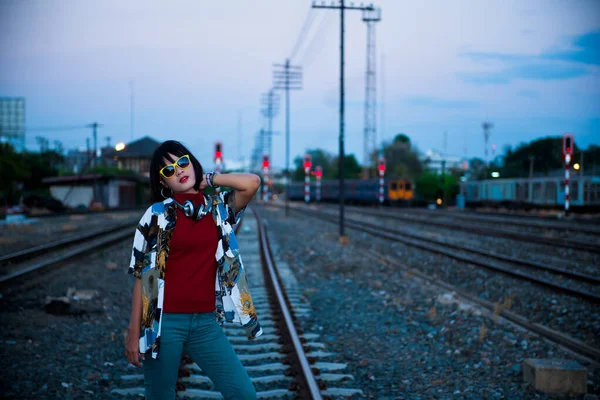 Asiatisch Hipster Mädchen Posiert Bei Bahn Vintage Style Photo — Stockfoto