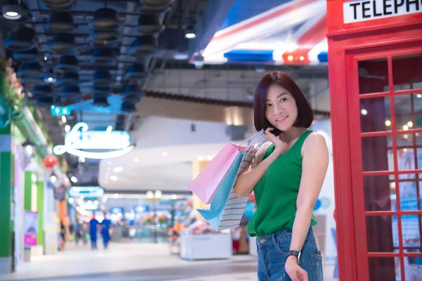 Όμορφη Ασιατική Γυναίκα Περπάτημα Ψώνια Στο Σούπερ Μάρκετ — Φωτογραφία Αρχείου