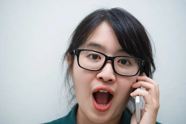 Szekrény Thai Használja Okostelefon Fehér Fal Ázsiai Lány Hívás Telefon — Stock Fotó