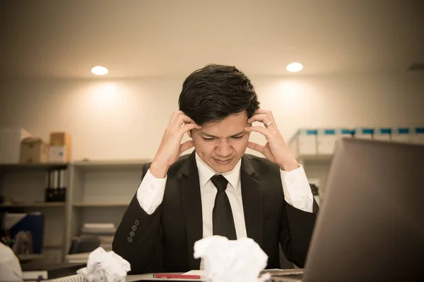 Uomo Affari Stress Duro Lavoro Sulla Scrivania Ufficio Tono Scuro — Foto Stock