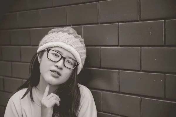 Retrato Mulher Tailandesa Cabelos Dourados Estilo Japão Parede Tijolo Laranja — Fotografia de Stock