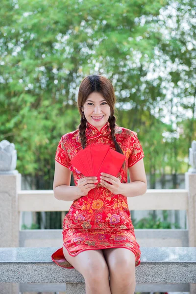 Retrato Hermosa Mujer Asiática Vestido Cheongsam Con Sobre Rojo Mano — Foto de Stock