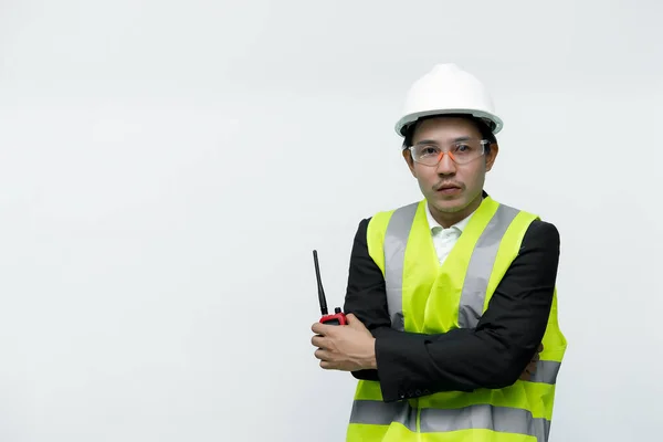 Ingeniero Asiático Con Casco Desgaste Gafas Seguridad Tiene Walkie Talkie —  Fotos de Stock