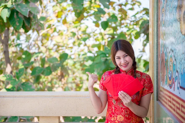 Cheongsam Elbiseli Güzel Asyalı Kadının Portresi Elinde Kırmızı Bir Zarf — Stok fotoğraf