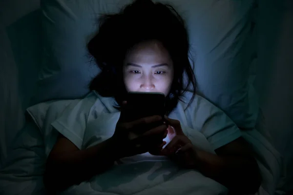 Mujer Asiática Jugando Teléfono Inteligente Cama Por Noche Tailandia Personas — Foto de Stock