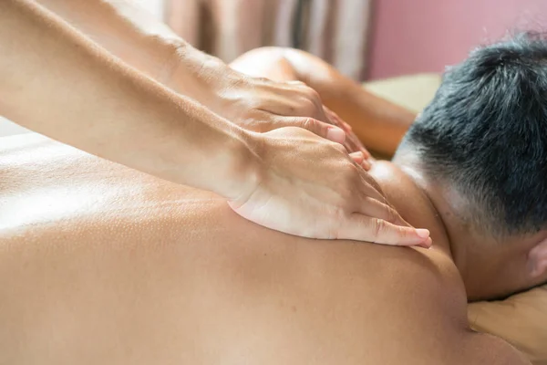 Man Ontspannen Tijdens Massage Spa Salon — Stockfoto