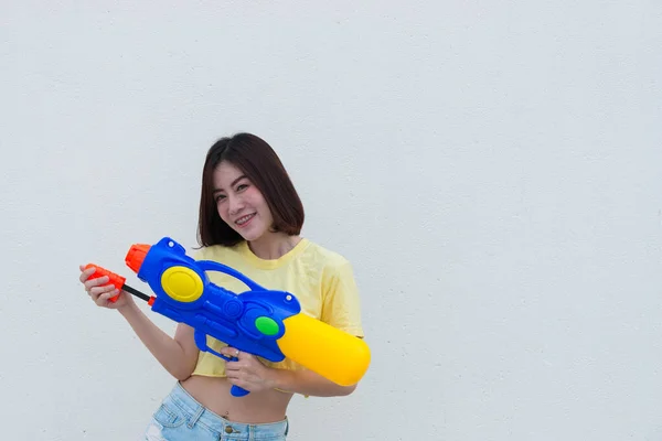 Donna Asiatica Con Pistola Acqua Mano Sfondo Bianco Festival Songkran — Foto Stock