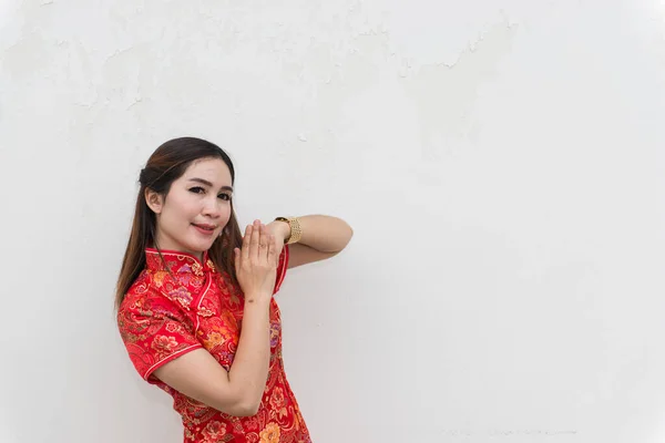 Mulher Asiática Cheongsam Parede Branca Conceito Feliz Ano Novo Chinês — Fotografia de Stock