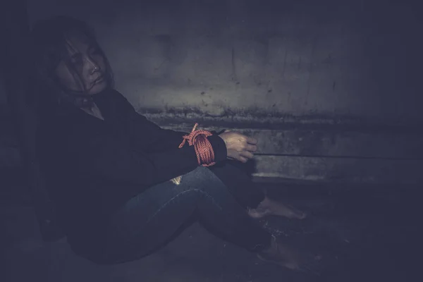 Asiatische Geisel Gefesselt Mit Seil Der Nacht Szene Die Diebe — Stockfoto