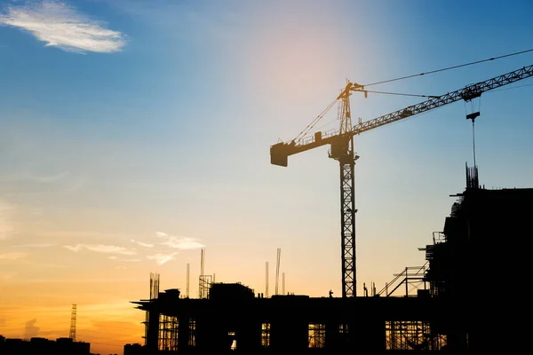 Gün batımında inşaat halindeki binanın silueti
