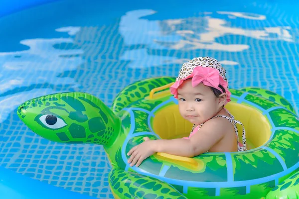 Havuzda Yüzen Küçük Bir Kız Sağlıklı Bir Kavram — Stok fotoğraf