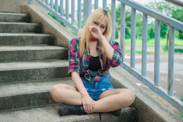 Chica Hipsters Asiáticos Posando Para Tomar Una Foto Escalera Estilo —  Fotos de Stock