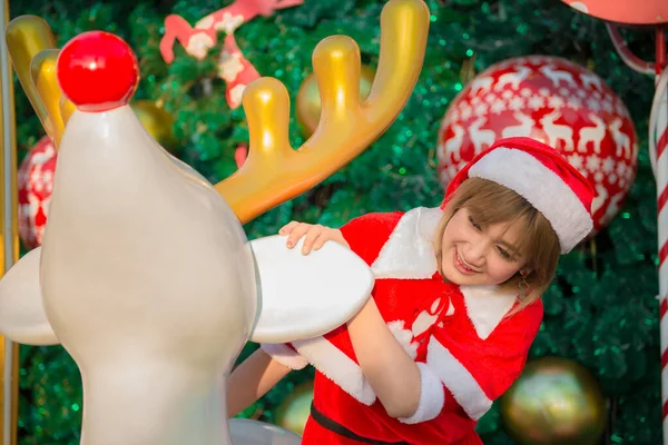 Mooie Jonge Aziatische Vrouw Santa Claus Kleding Buiten — Stockfoto