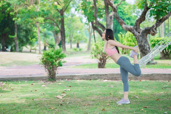 Asiatisk Sportig Kvinna Sträcker Kroppen Andas Frisk Luft Parken Thailand — Stockfoto