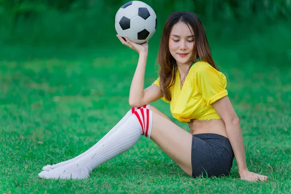 セクシーなアジアの女性の肖像は サッカー選手のドレスを身に着けています ワールドカップ応援ボールの概念 タイの人々 ドイツのファンクラブ — ストック写真