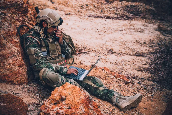 在泰国的沙漠战争特种部队士兵中 陆军士兵使用笔记本电脑查看卫星地图 在军事行动期间使用无线电进行通信 — 图库照片