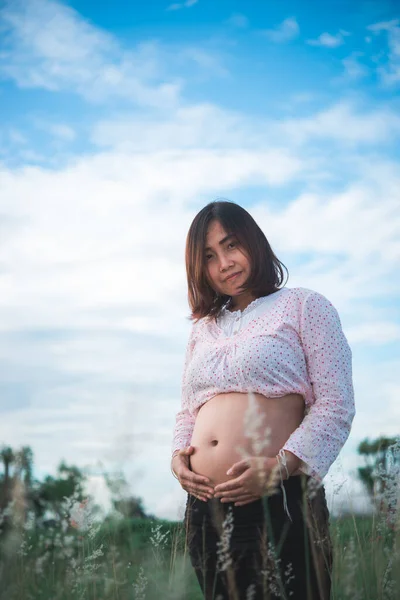 Portret Pięknej Kobiety Ciąży Terenie — Zdjęcie stockowe