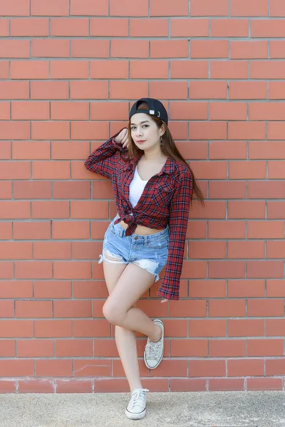 Aziatische Hipsters Meisje Oranje Bakstenen Muur Levensstijl Van Moderne Tieners — Stockfoto