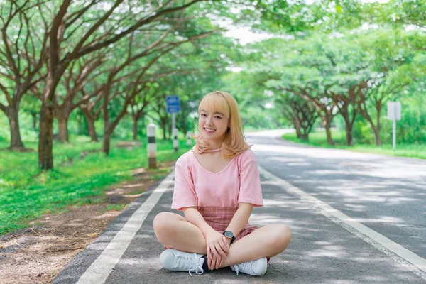Portrait Der Schönen Asiatischen Mädchen Goldene Haare Mit Kamera Thailändische — Stockfoto