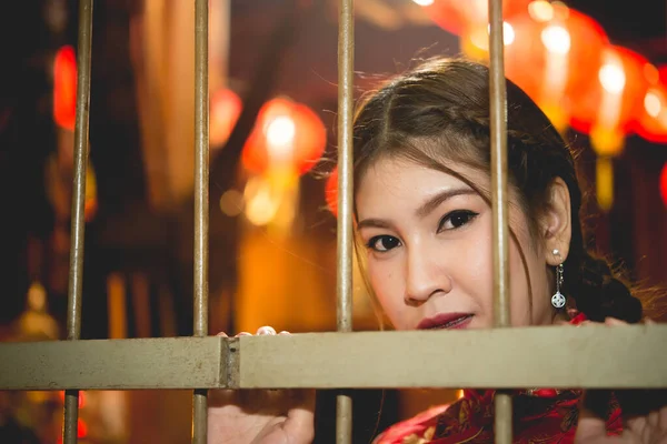 Retrato Hermosa Mujer Asiática Llevar Cheongsam Luz Del Fondo Linterna —  Fotos de Stock