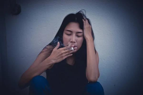 Asiatico Donna Triste Amore Lei Fumare Perché Stress Fidanzato Heartbreak — Foto Stock